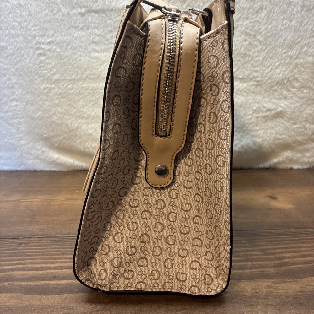 GUESS Purse Monogram Beige Satchel Shoulder Handbag Crossbody Purse EUC - Picture 7 of 16